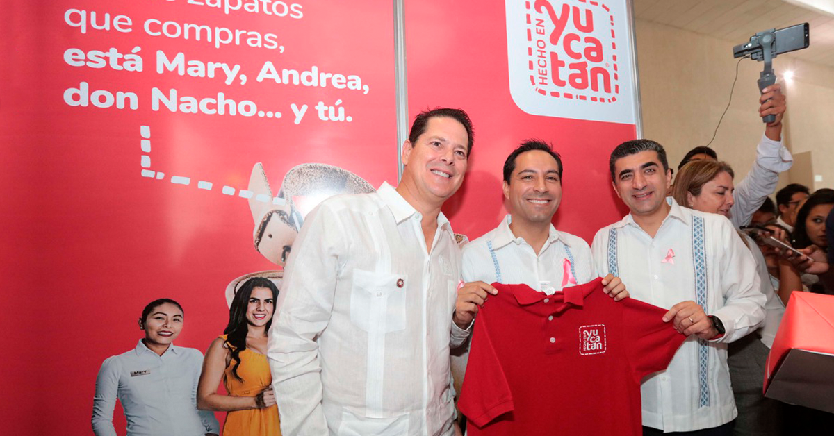 Mauricio Vila recibe la camiseta Hecho en Yucatán en Expo Feria del Comercio